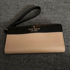 Kate Spade Black and Cream Wristlet